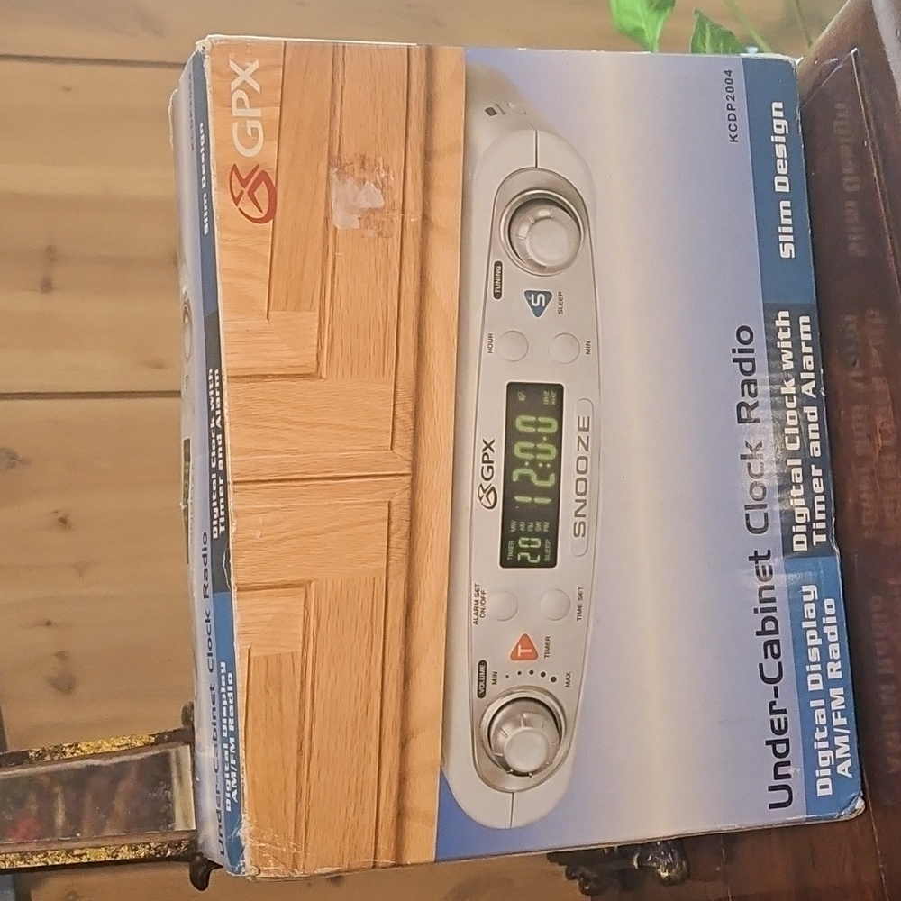 GPX Under Cabinet AM FM Radio Digital Clock & Alarm KCDP2004